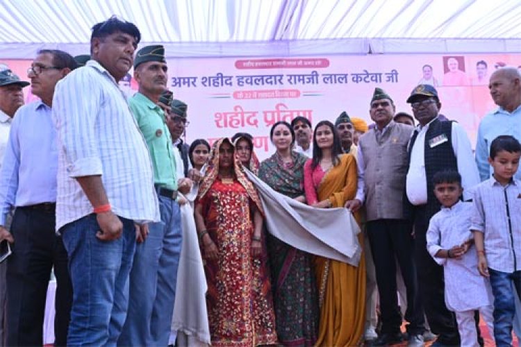 उपमुख्यमंत्री दिया कुमारी ने किया झुंझुनूं जिले के खिरोड़ में शहीद हवलदार रामजी लाल कटेवा की मूर्ति का अनावरण