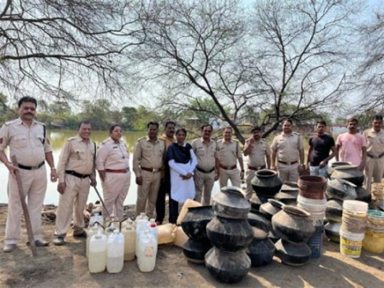 दुर्ग जिले में 200 लीटर महुआ शराब और 4,000 किलो लाहन जब्त