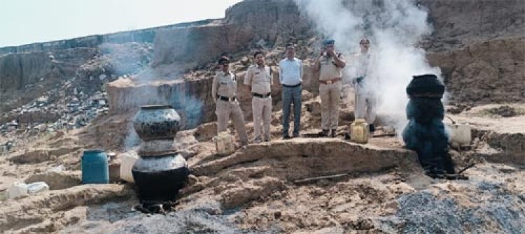 34 हजार रुपये मूल्य की अवैध कच्ची शराब व महुआ लाहन जब्त