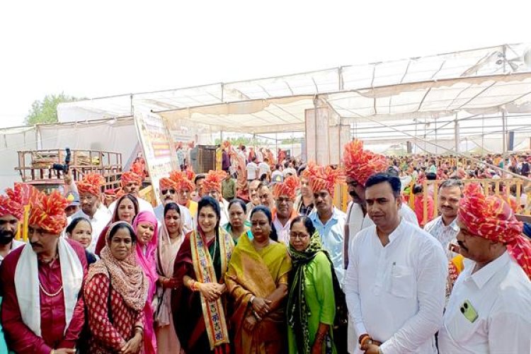 जंबूरी दशहरा मैदान में हुआ सर्व समाज कन्या विवाह सम्मेलन राज्यमंत्री श्रीमती गौर ने 108 जोड़ों को दिया आशीर्वाद