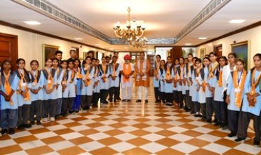 मुख्यमंत्री भजनलाल शर्मा ने प्रतिभावान बेटियों से किया स्नेहपूर्ण संवाद