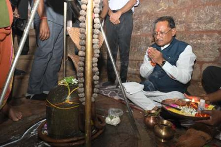 मुख्यमंत्री ने तेरहवीं शताब्दी के प्राचीन शिव व हनुमान मंदिर के किए दर्शन