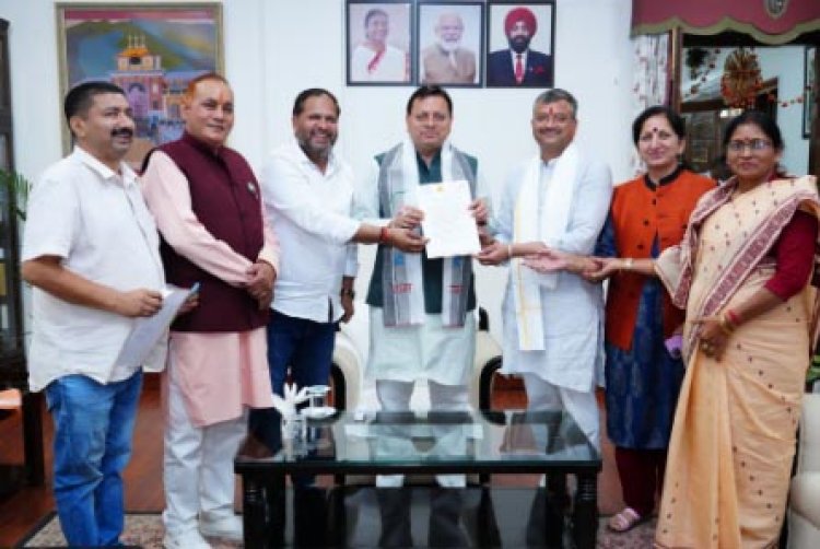 CM धामी से मुख्यमंत्री आवास में मेयर देहरादून सौरभ थपलियाल सहित विभिन्न नगर पालिका अध्यक्षों ने मुलाक़ात की