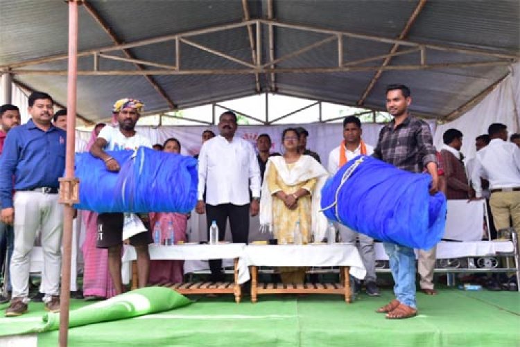 सुशासन तिहार-2025 : समाधान शिविर में मत्स्य कृषकों के आवेदनों का हुआ निराकरण, मिला मछली जाल