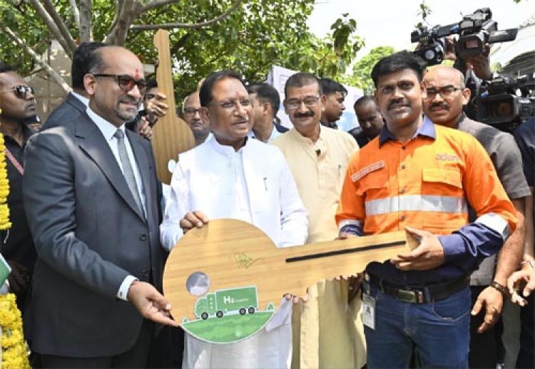 मुख्यमंत्री विष्णु देव साय ने हाइड्रोजन फ्यूल ट्रक को दिखाई हरी झंडी