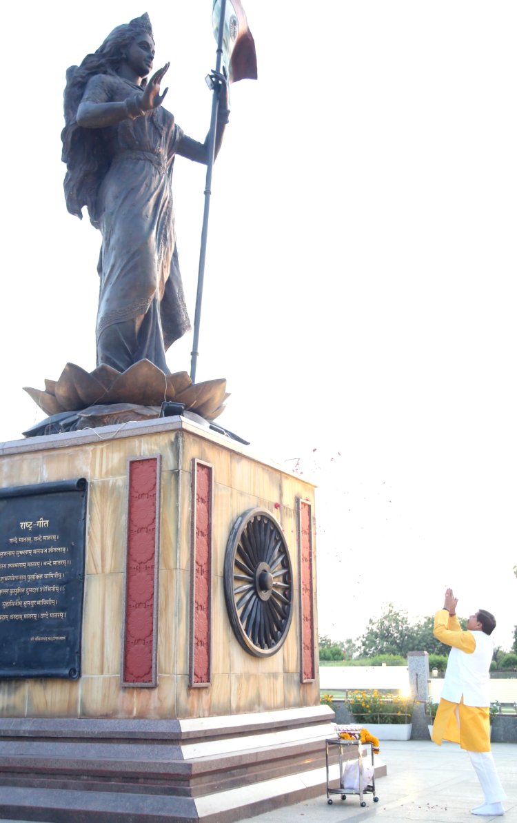 मुख्यमंत्री डॉ. यादव ने शौर्य स्मारक पहुंचकर किया शहीदों को नमन