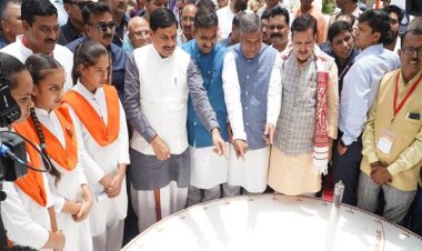 मुख्यमंत्री डॉ. यादव बने शिक्षक, सभी को सूर्य परिचालन समझाया