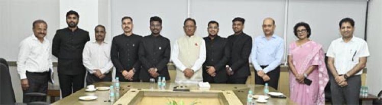 मुख्यमंत्री विष्णुदेव साय से भारतीय प्रशासनिक सेवा 2024 बैच के प्रशिक्षु अधिकारियों ने की सौजन्य मुलाकात
