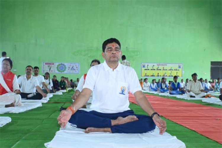 राजस्व मंत्री टंकराम वर्मा के साथ जिलेवासियों ने किया सामुहिक योगाभ्यास