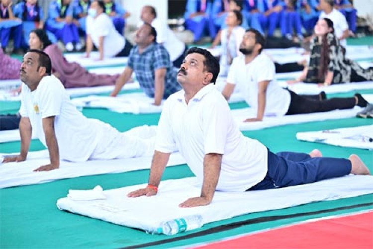 अंतर्राष्ट्रीय योग दिवस पर कवर्धा में भव्य 'योग संगम', उपमुख्यमंत्री विजय शर्मा ने लिया भाग