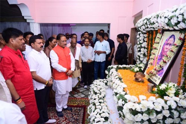 मुख्यमंत्री विष्णु देव साय ने स्वर्गीय बसंती पैंकरा को अर्पित की विनम्र श्रद्धांजलि