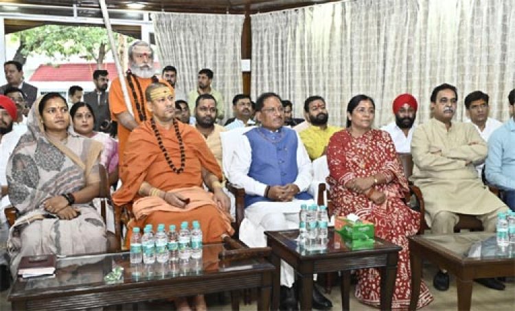 मुख्यमंत्री विष्णु देव साय ने सुनी 'मन की बात' की 123वीं कड़ी