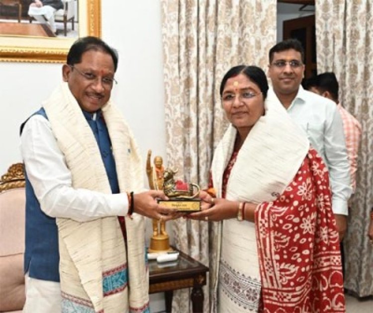 मुख्यमंत्री साय से केंद्रीय महिला एवं बाल विकास राज्य मंत्री श्रीमती सावित्री ठाकुर ने की सौजन्य मुलाकात