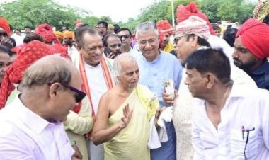 संतों और मुनियों की वाणी समान रूप से प्रासंगिक, देवस्थान मंत्री ने आचार्य से लिया आशीर्वाद