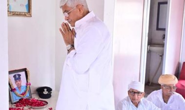 केंद्रीय मंत्री  गजेंद्र सिंह शेखावत पहुंचे खिंवादी गांव, फ्लाइट लेफ्टिनेंट ऋषिराज सिंह देवड़ा को दी श्रद्धांजलि