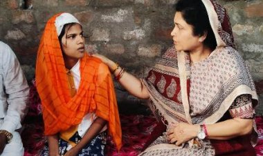 घायल छात्रा से मिलीं राज्यमंत्री गौर, अधिकारियों को हर संभव मदद करने के दिए निर्देश