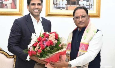 मुख्यमंत्री विष्णु देव साय से केंद्रीय संचार एवं ग्रामीण विकास राज्य मंत्री डॉ. चन्द्रशेखर पेम्मासानी ने की सौजन्य मुलाक़ात