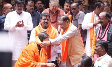 हर-हर महादेव से गूंज उठा भोरमदेव : CM साय ने हेलीकॉप्टर से पुष्पवर्षा कर हजारों कांवड़ियों का किया भव्य स्वागत