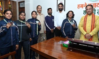 मुख्यमंत्री साय से किक बॉक्सिंग पदक विजेता खिलाड़ियों ने की सौजन्य मुलाकात