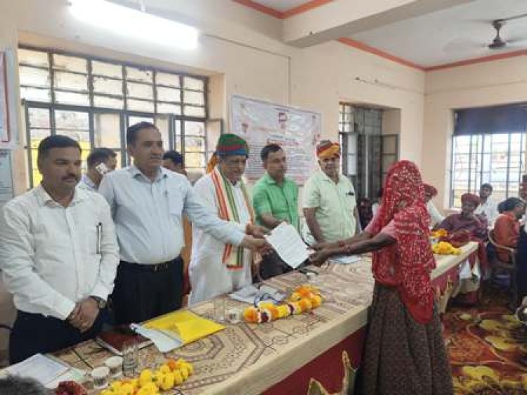 पंडित दीनदयाल उपाध्याय अंत्योदय संबल पखवाड़ा, पशुपाल एवं डेयरी विभाग मंत्री ने शिविर का किया निरीक्षण