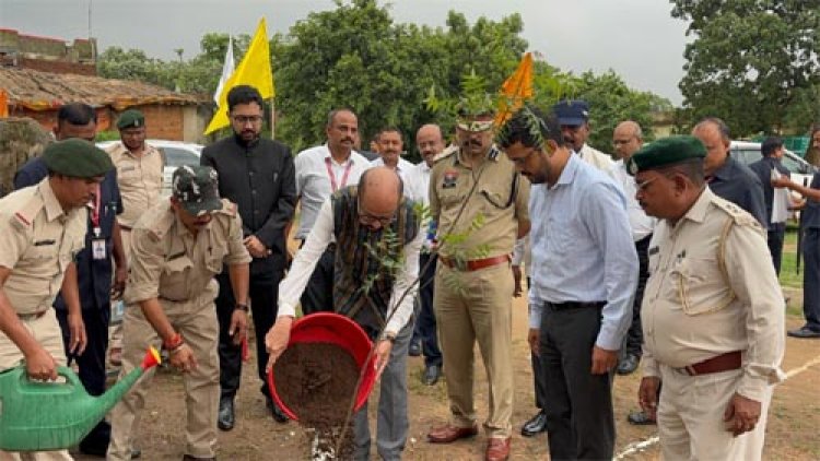 राज्यपाल डेका ने ‘एक पेड़ मां के नाम‘ अभियान के अंतर्गत नीम का पौधा रोपित किया
