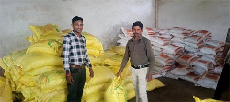 सहकारी समितियों के माध्यम से किसानों को उपलब्ध कराया जा रहा बीज और उर्वरक