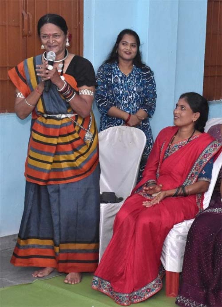 हाईवा जैसी भारी वाहनों को आसानी से ऑपरेट करती है जेसीबी दीदी
