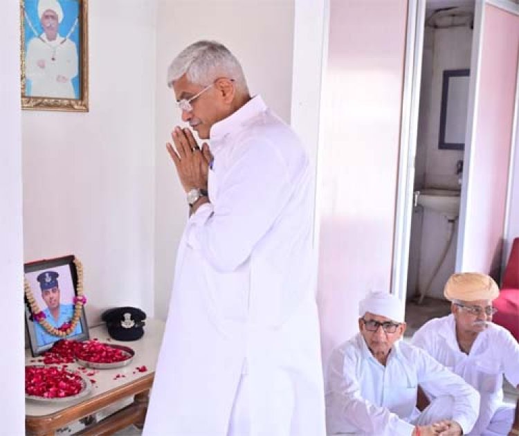 केंद्रीय मंत्री गजेंद्र सिंह शेखावत पहुंचे खिंवादी गांव, फ्लाइट लेफ्टिनेंट ऋषिराज सिंह देवड़ा को दी श्रद्धांजलि