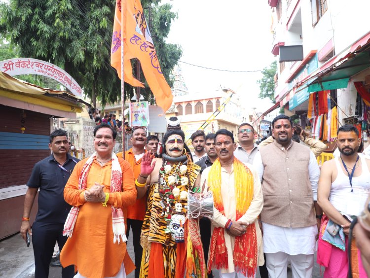 सावन का पहला सोमवार: जनजातीय समूहों के कलाकारों ने सवारी में मनमोहक प्रस्तुतियां देकर किया बाबा श्रीमहाकाल का स्वागत