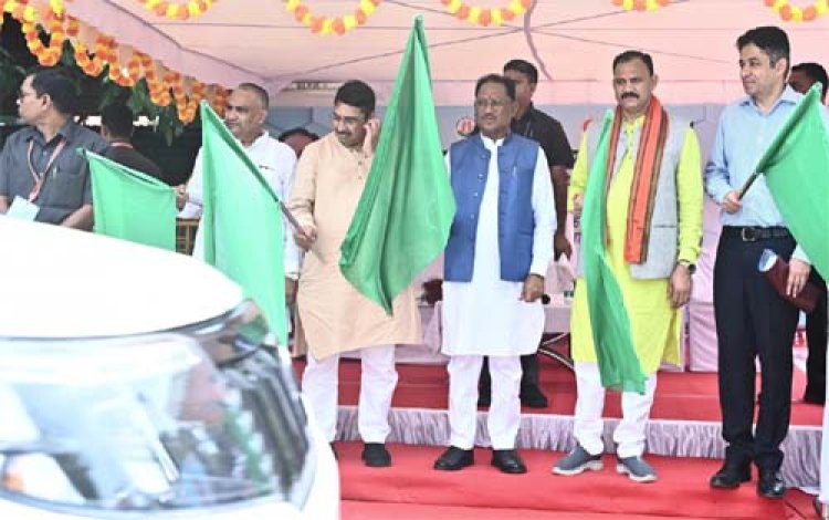 मुख्यमंत्री ने मैदानी स्वास्थ्य अमले के लिए 151 नए वाहनों को दिखाई हरी झंडी