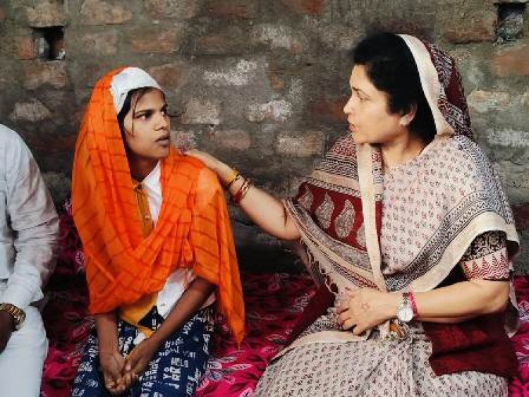 घायल छात्रा से मिलीं राज्यमंत्री गौर, अधिकारियों को हर संभव मदद करने के दिए निर्देश