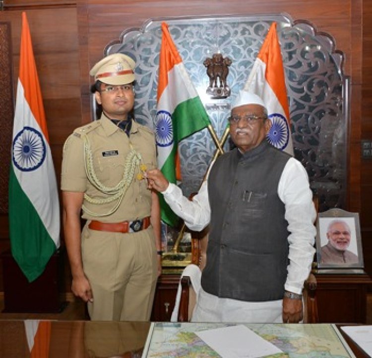 भारतीय पुलिस सेवा के अधिकारी निश्चय प्रसाद ने राज्यपाल के परिसहाय का पदभार संभाला