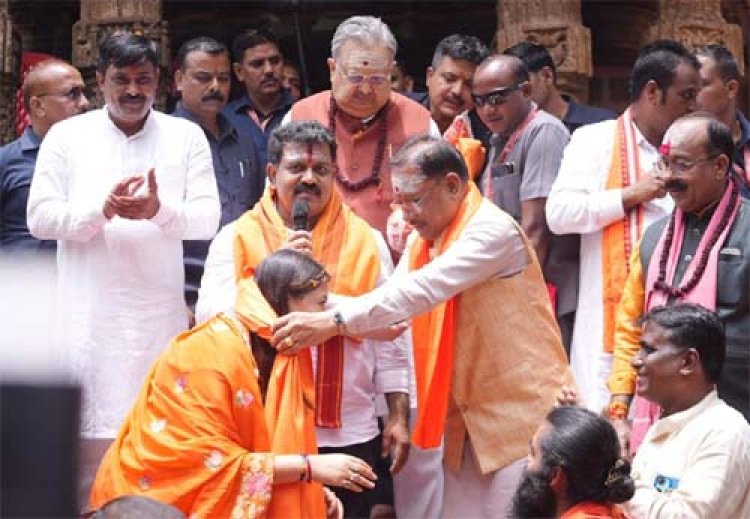 हर-हर महादेव से गूंज उठा भोरमदेव : CM साय ने हेलीकॉप्टर से पुष्पवर्षा कर हजारों कांवड़ियों का किया भव्य स्वागत