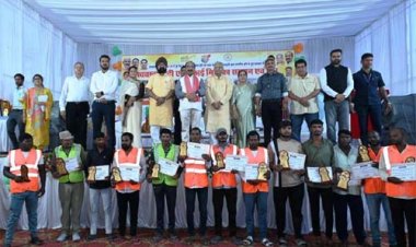 बिल्हा को देश का सबसे स्वच्छ शहर बनाने वाले स्वच्छता दीदियों और सफाई कर्मियों को उप मुख्यमंत्री अरुण साव ने किया सम्मानित
