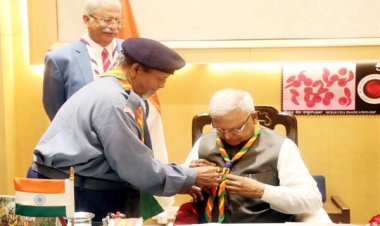 राज्यपाल पटेल को स्काउट्स स्कार्फ पहनाकर किया सम्मानित