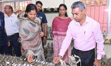 मंत्री लक्ष्मी राजवाड़े ने शबरी एंपोरियम, और गारमेंट फैक्ट्री का किया अवलोकन