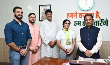 मुख्यमंत्री से एशियन अफ्रीकन पैसिफिक पावरलिफ्टिंग चैंपियनशिप की स्वर्ण पदक विजेता सुनमी राय पारेख ने की मुलाकात
