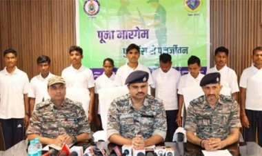छत्तीसगढ़ में नक्सल उन्मूलन की दिशा में बड़ी सफलता: बीजापुर में ₹24 लाख के इनामी सहित 9 माओवादियों ने किया आत्मसमर्पण