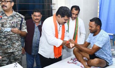 उपमुख्यमंत्री विजय शर्मा ने मेडिकल कॉलेज हॉस्पिटल पहुंच आईडी ब्लास्ट में घायल ग्रामीण और भालू के हमले में घायल जवान से भेंटकर पूछा स्वास्थ्य का हाल
