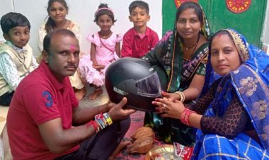दो बहनों ने भाई को दिया सुरक्षा का अनोखा तोहफ़ा : राखी के साथ पहनाया हेलमेट