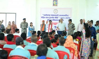 आत्मसमर्पित नक्सलियों के बीच पहुँचे उपमुख्यमंत्री विजय शर्मा