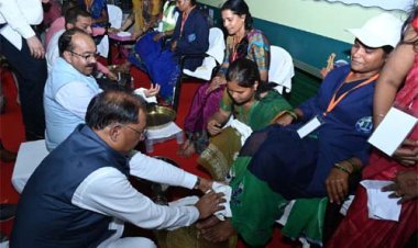 मुख्यमंत्री ने पैर पखारकर दिया सम्मान, भावुक हुईं स्वच्छता दीदियां – ‘जीवन में पहली बार इतना गर्व महसूस हुआ’