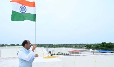 उप मुख्यमंत्री अरुण साव ने 'हर घर तिरंगा' अभियान के तहत अपने निवास पर लगाया तिरंगा 
