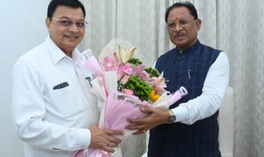 मुख्यमंत्री साय से वाणिज्य एवं उद्योग मंत्री लखनलाल देवांगन ने की सौजन्य मुलाकात