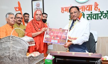  मुख्यमंत्री साय से स्वामी श्री श्री वल्लभाचार्य महाराज ने की सौजन्य भेंट