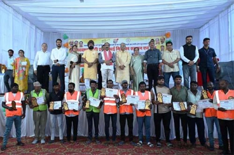 बिल्हा को देश का सबसे स्वच्छ शहर बनाने वाले स्वच्छता दीदियों और सफाई कर्मियों को उप मुख्यमंत्री अरुण साव ने किया सम्मानित