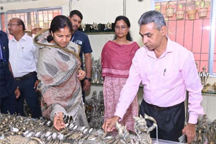 मंत्री लक्ष्मी राजवाड़े ने शबरी एंपोरियम, और गारमेंट फैक्ट्री का किया अवलोकन