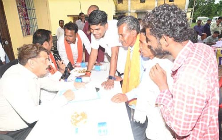 शिविर में राजस्व प्रकरणों का मौके पर समाधान