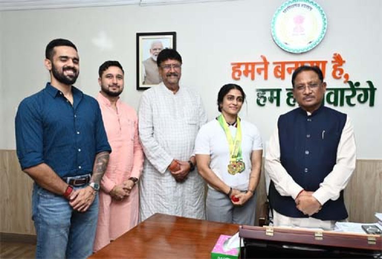 मुख्यमंत्री से एशियन अफ्रीकन पैसिफिक पावरलिफ्टिंग चैंपियनशिप की स्वर्ण पदक विजेता सुनमी राय पारेख ने की मुलाकात