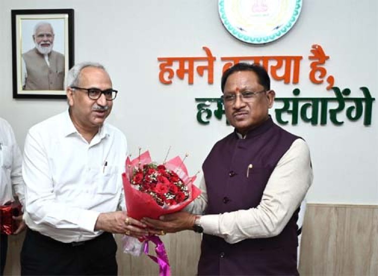 CM साय से भिलाई स्टील प्लांट के नवनियुक्त निदेशक चित्त रंजन महापात्र ने की सौजन्य मुलाकात